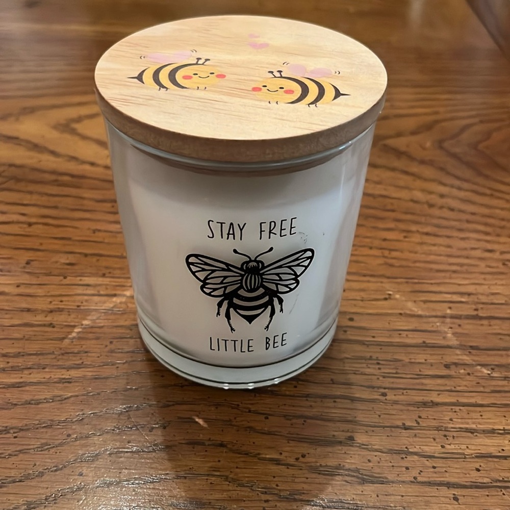 Lyght Candle Co.‎ Stay Free Little Bee candle, NWOT